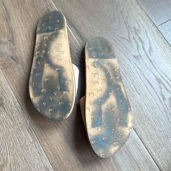 Barely worn Beek sandals - Picture 5 of 5